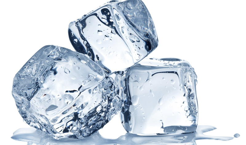 Chườm đá lạnh giúp giảm sưng và đau trong trị nhiệt miệng