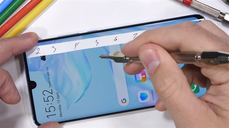 Huawei P30 Pro được kiểm tra độ bền bằng dao nhọn, bẻ cong Huawei P30 Pro được kiểm tra độ bền bằng dao nhọn, bẻ cong
