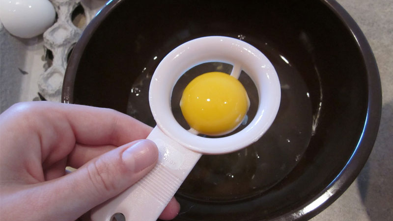 Cho trứng vào tô, vớt 2 lòng đỏ cho ra một chén nhỏ, rồi đánh đều cho lòng đỏ và lòng trắng trong tô hòa lại với nhau.