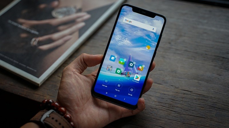 Xiaomi Mi 8 Pro với màn hình notch bình thường hướng xuống Xiaomi Mi 8 Pro với màn hình notch bình thường hướng xuống