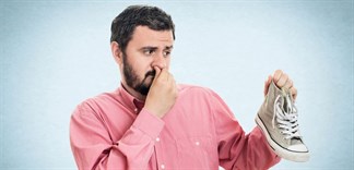 Đánh bay mùi hôi giày triệt để chỉ với một chai cồn