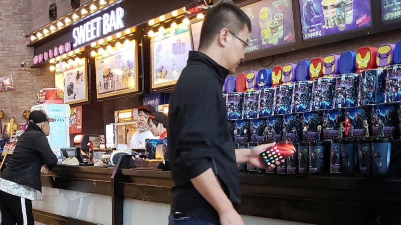 CEO Redmi cầm smartphone lạ chạy Snapdragon 855 đến rạp phim?