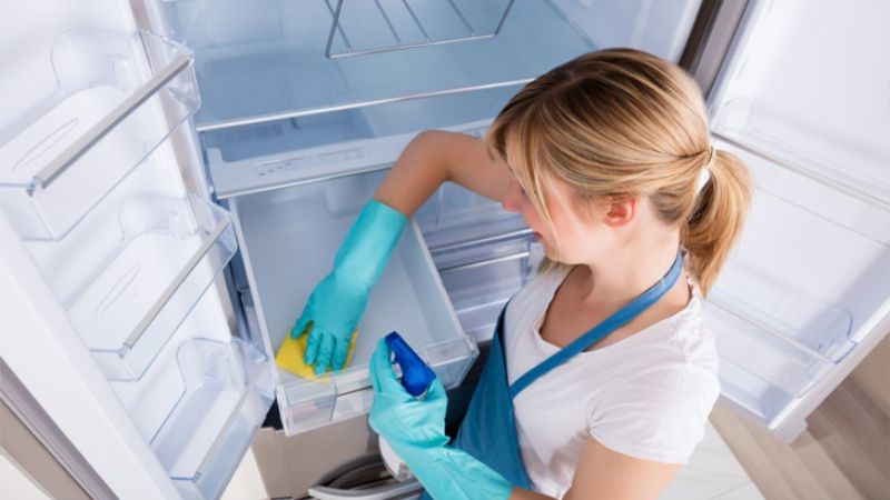 Vệ sinh tủ lạnh sạch sẽ thường xuyên