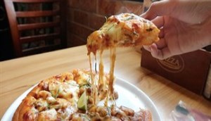 Ăn thử pizza sầu riêng và pizza lẩu Thái, kết quả hết sức kinh khủng