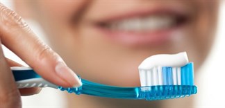 Làn môi căng mọng, sạch da chết chỉ bằng kem đánh răng