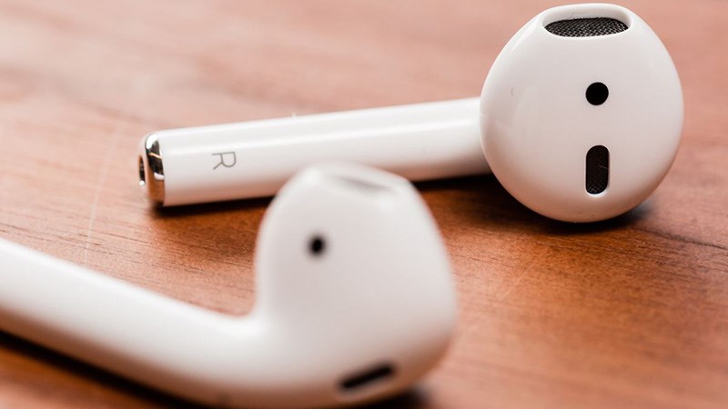 Thanh niên đeo AirPods đi ngủ, sáng dậy tá hỏa khi nghe tiếng trong bụng