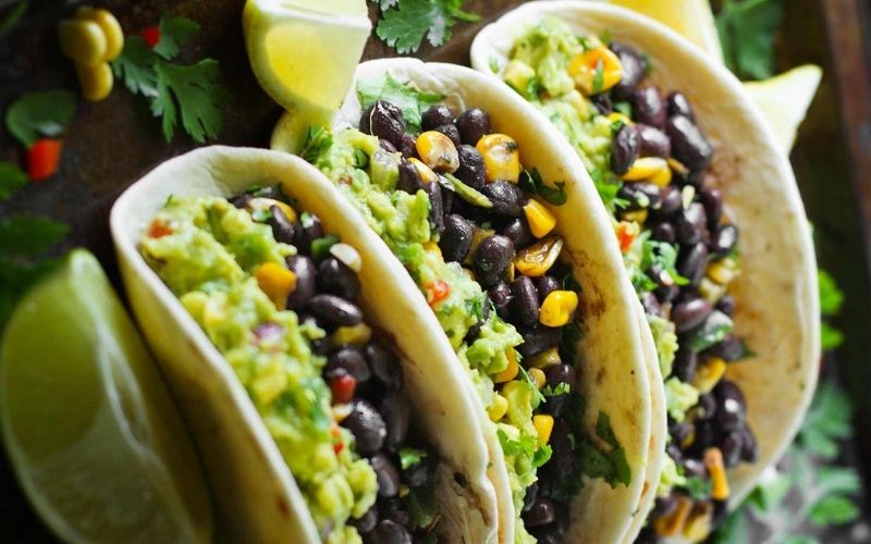 món bánh taco ăn kèm xốt guacamole