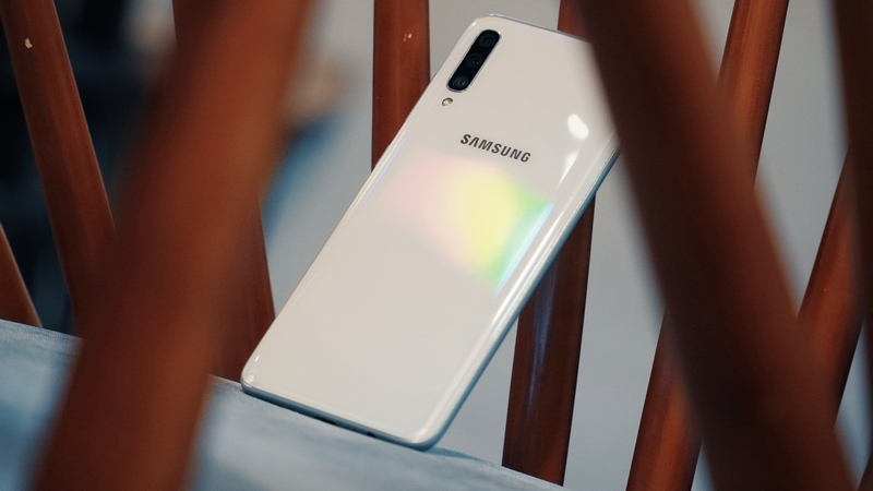 Samsung Galaxy A70 hoàn toàn lộ diện: Thiết kế Infinity-U, màn hình AMOLED  6,7 inch, cảm biến vân tay dưới màn hình, 3 camera sau và pin 4.500 mAh -  VNPT Điện