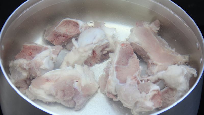 Luộc xương ống Luộc xương ống