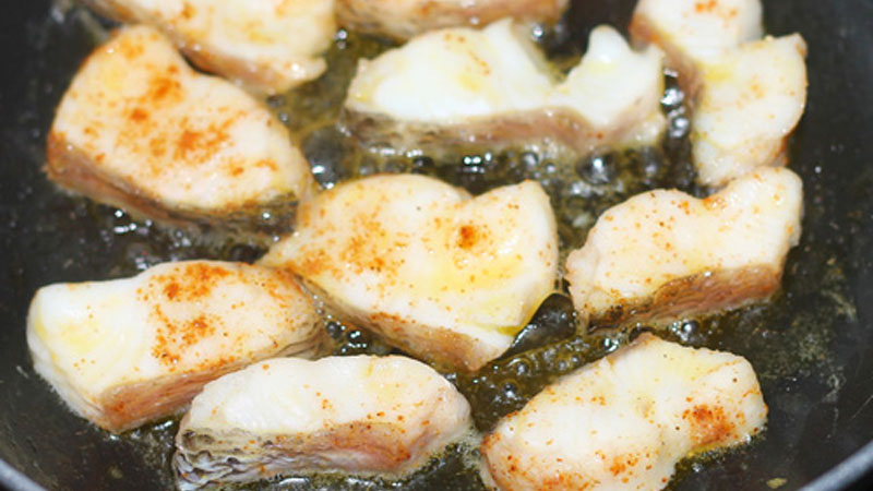 Cho dầu và tỏi băm vào chảo, phi cho vàng thơm, rồi cho tiếp phần thịt cá lóc vào, nêm nếm với gia vị cho vừa ăn, rồi đảo đều 2 phút cho cá thấm gia vị, rắc vào tí tiêu, sau đó tắt bếp.