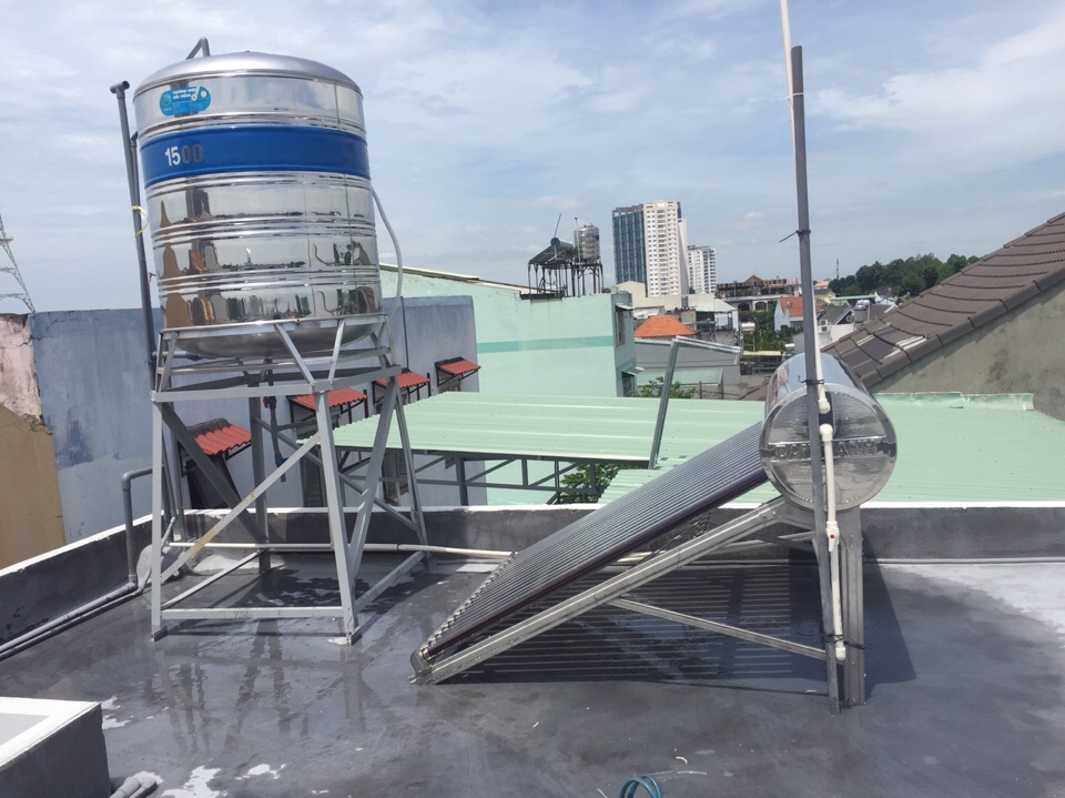 Nguồn nước sử dụng nên được bơm trên bồn chứa đặt cao hơn mái nhà