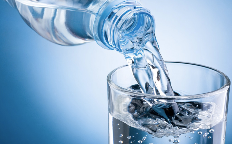 Khi bị tiêu chảy, chắc chắn cơ thể bạn sẽ bị mất nước do đó điều quan trọng nhất là phải bù nước và chất điện giải đã bị thiếu hụt.