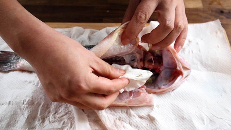 8 cách để chiên cá vàng giòn không văng dầu không dính chảo