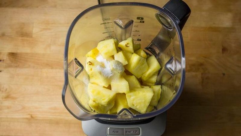 how-to-make-delicious-simple-pineapple-juice-in-a-few-minutes