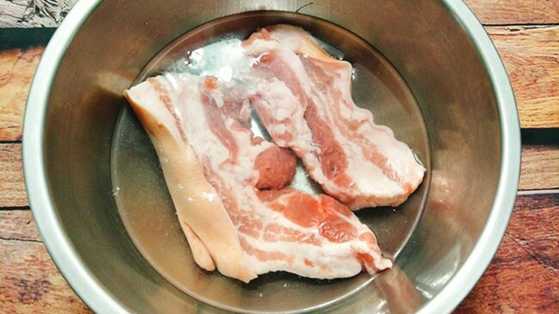 Rửa thịt, ngâm qua với nước muối pha loãng 2-3 phút rồi để ráo.