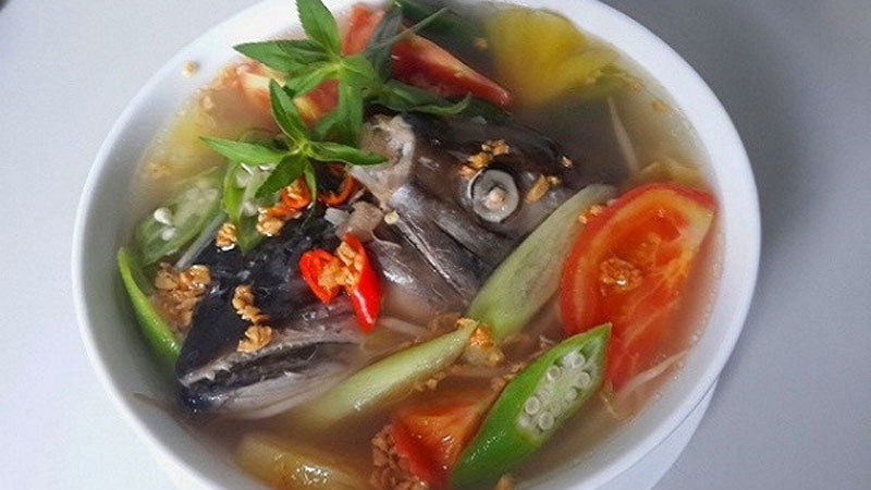 Vậy là canh chua đầu cá hồi đã xong, cho ra tô, rắc lên một ít tiêu và một ít ngò gai lên, thưởng thức thôi nào.