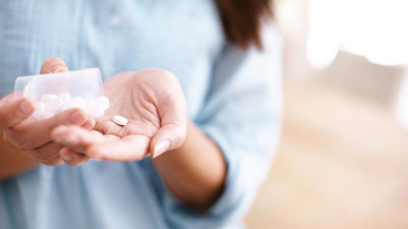 Giảm đau răng khôn bằng cách uống thuốc Ibuprofen