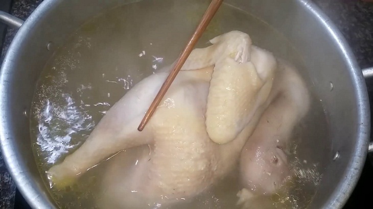 Bước 2 Sơ chế thịt gà và nguyên liệu khác Gỏi gà măng cụt