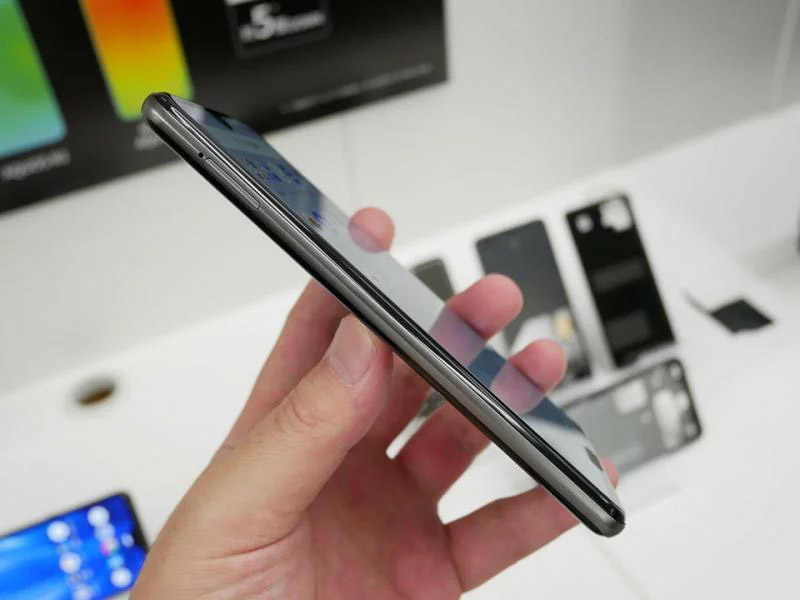 cạnh trái r3 cạnh trái r3