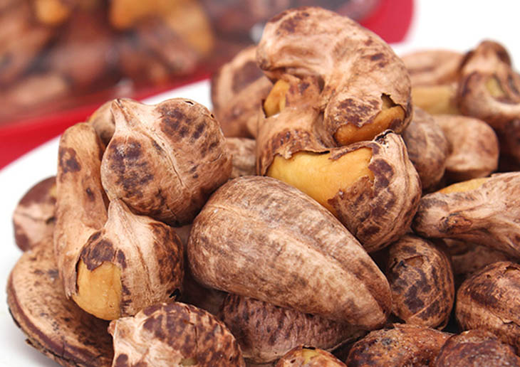 Cashew nuts roasted with silk shells remain crispy and delicious for longer