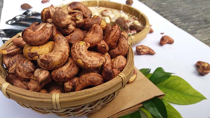 Cashew nuts roasted with silk shells are safer and cleaner