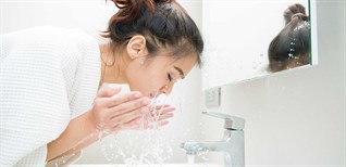 Cách sử dụng nước muối để rửa mặt trị mụn đúng cách là gì?
