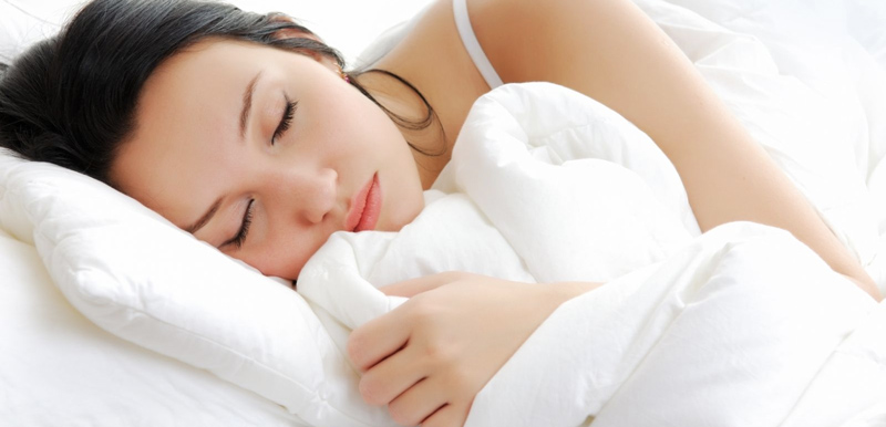 bạn nên kê gối cao hơn khi ngủ sẽ giúp giảm triệu chứng ngạt mũi, hít thở dễ dàng, thông thoáng, thoải mái hơn, giúp ngủ ngon hơn.