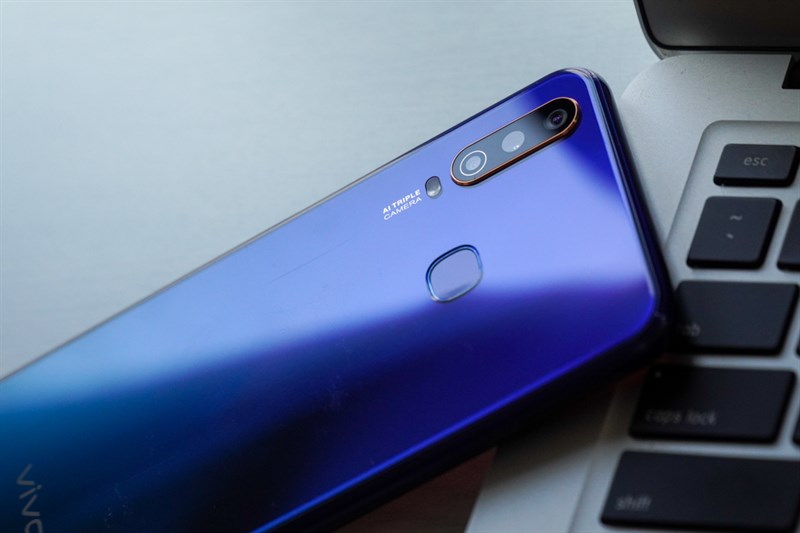 Trên tay đánh giá nhanh Vivo Y15: Màn hình giọt sương, 3 camera - ảnh 3 Trên tay đánh giá nhanh Vivo Y15: Màn hình giọt sương, 3 camera - ảnh 3