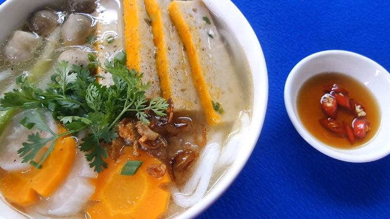 Tô bánh canh chả thơm ngon hấp dẫn