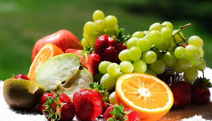 ăn trái cây tươi bổ sung chất dinh dưỡng