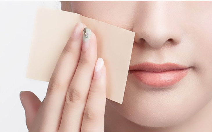 Use blotting paper to remove excess oil from the skin.