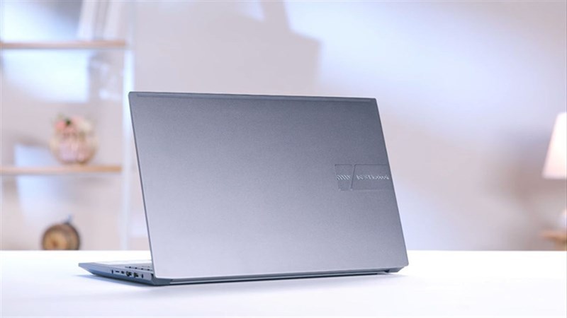 ASUS đã xây dựng cho VivoBook Pro 15 OLED M3500QC một vẻ bề ngoài tối giản và sang trọng