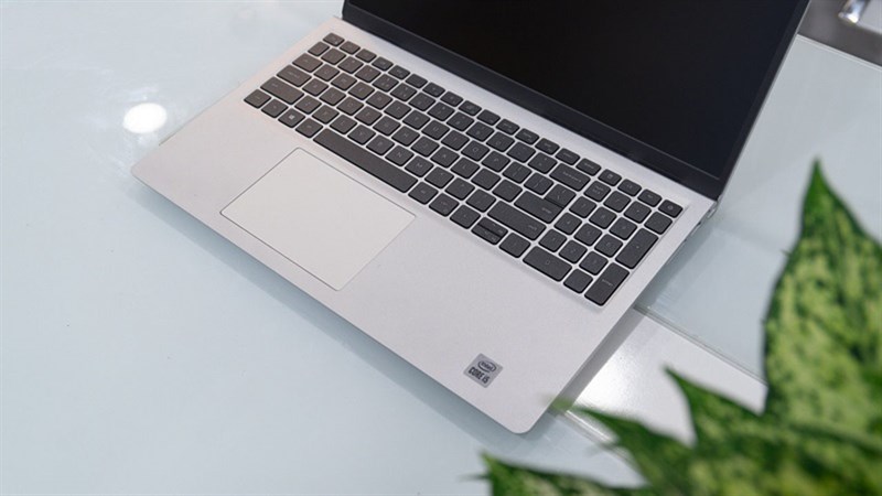 Bàn phím laptop được thiết kế Fullsize cho bạn cảm giác thoải mái khi sử dụng