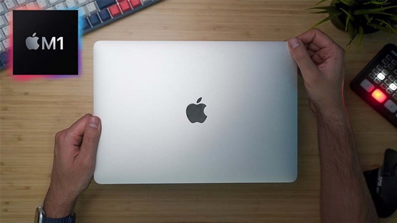 MacBook Air M1 2020 trông sang trọng và chắc chắn. Nguồn: Ali Abdaa.