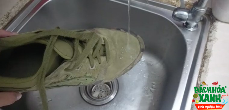 Giày sẽ chẳng bao giờ ướt khi đi mưa với bình xịt nano này