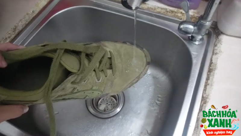 Giày sẽ chẳng bao giờ ướt khi đi mưa với bình xịt nano này