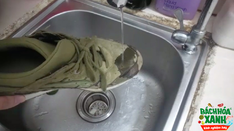 Giày sẽ chẳng bao giờ ướt khi đi mưa với bình xịt nano này