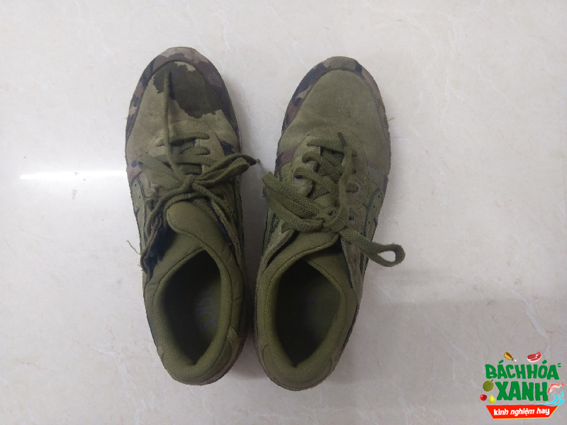 Giày sẽ chẳng bao giờ ướt khi đi mưa với bình xịt nano này