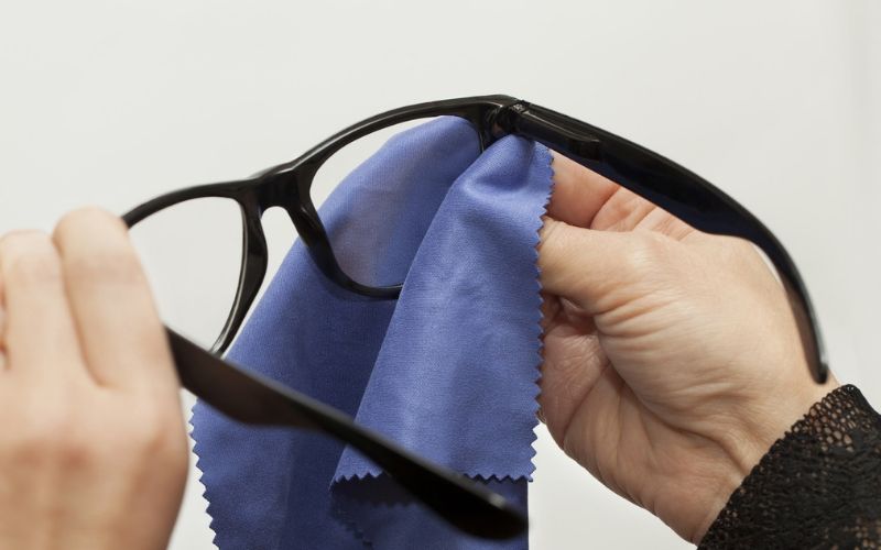 Làm sao để tẩy keo 502 dính trên mắt kính?