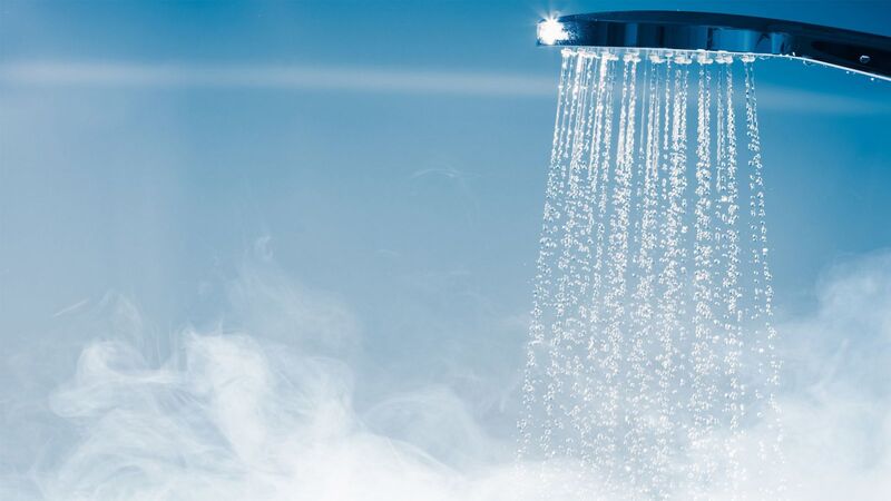 Tắm nước ấm là một trong những biện pháp trị nghẹt mũi cấp tốc mà vô cùng hiệu quả