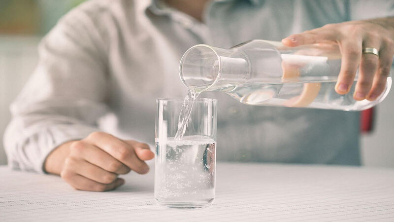 Uống đủ nước làm loãng chất nhầy, giảm các triệu chứng nghẹt mũi