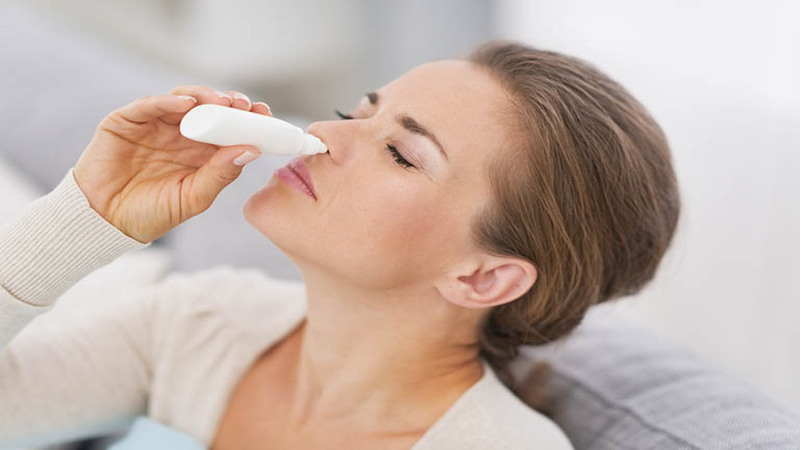 Xịt mũi bằng nước muối có thể giúp làm loãng chất nhầy trong đường mũi, giảm nghẹt mũi