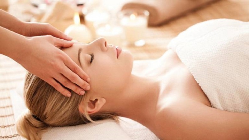 Massage mặt nhẹ nhàng giúp phá vỡ chất nhầy tích tụ trong xoang mũi, làm thông đường mũi một cách tự nhiên, giảm nghẹt mũi