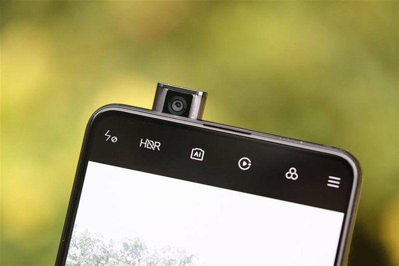 Camera selfie pop-up của Redmi K20 Pro được đặt ở khung cạnh trên phía bên trái