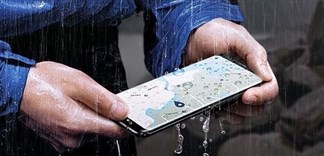 Nắng đã có dù, mưa đã có 4 cách bảo vệ điện thoại này