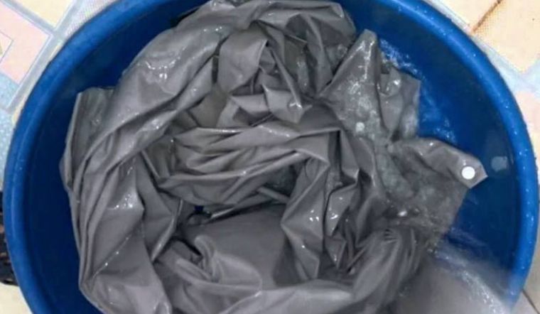 Cách giặt áo mưa sạch, không bị mốc trong những ngày mưa