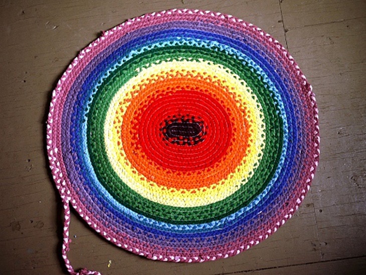 Những loại miếng lót nồi bằng thảm đan thường có màu sắc bắt mắt, kiểu dáng đa dạng cho bạn thoải mái lựa chọn