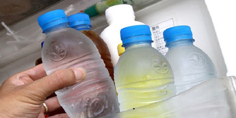 Thói quen tái sử dụng chai nhựa để uống nước, hiểm họa gây ung thư