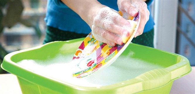 Những thói quen sai lầm chị em cần bỏ ngay khi rửa chén để bảo vệ sức khoẻ