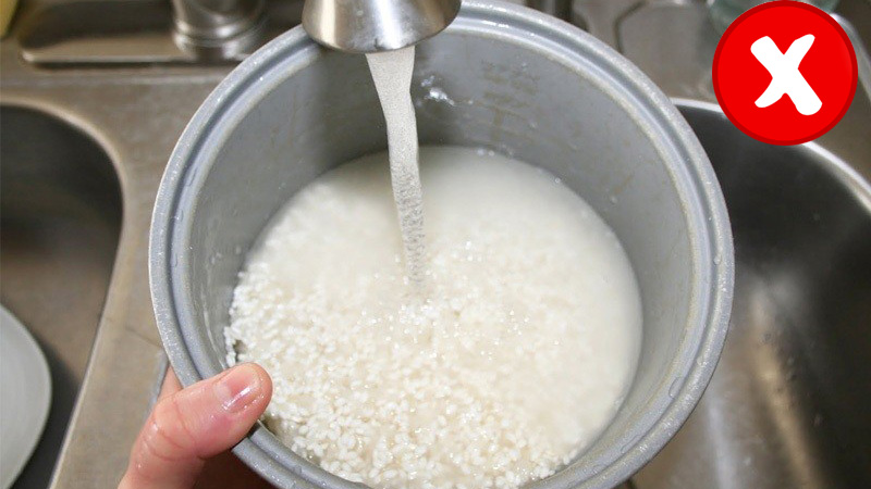 Không nên vo gạo trực tiếp trong lồng nồi cơm điện